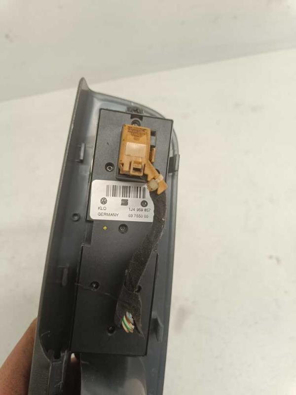 BOUTON LEVE VITRE VW GOLF 4/BORA /SKODA OCTAVIA( 4 VITRES ) - Vue 4